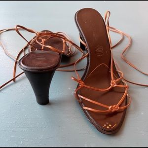 In great condition strap heel sandal. Size 37